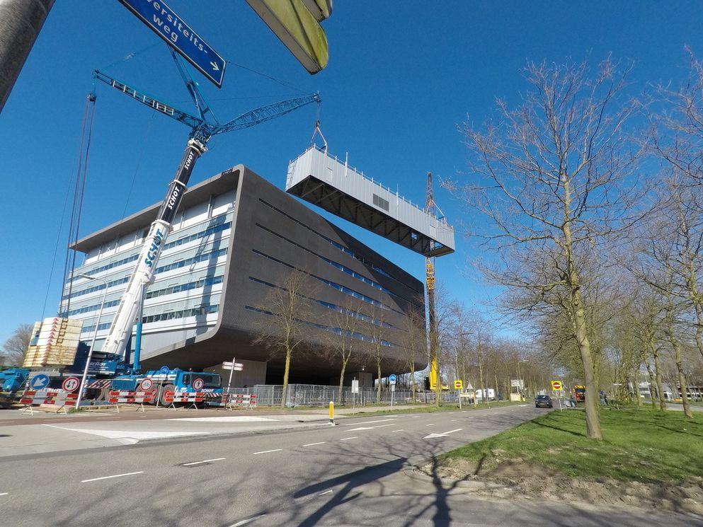 Spectaculaire operatie David de Wiedgebouw in Utrecht