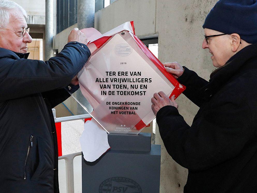 PSV onthult plaquette voor jeugdcomplex De Herdgang