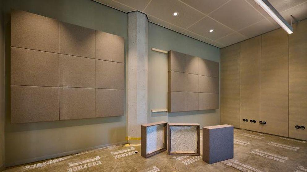 Akoestische wandpanelen van oude plafondplaten. Foto door Michel Campfens
