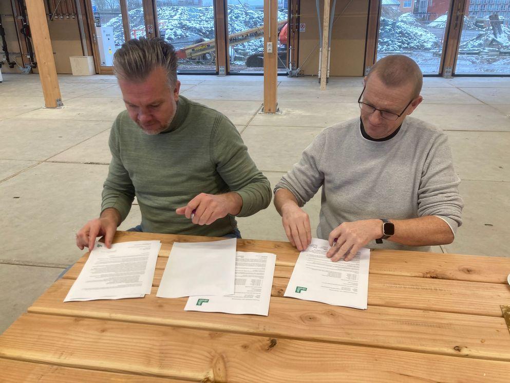 v.l.n.r. Erik Bijker, Manager facilitair bedrijf bij Alfa-collega en Date Jan de Haan, Projectmanager BAM
