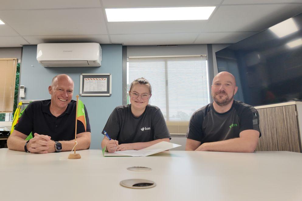 Susanne Klap ondertekent overeenkomst 