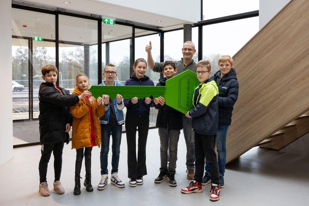 De sleuteloverdracht door Date Jan de Haan van BAM aan zeven leerlingen