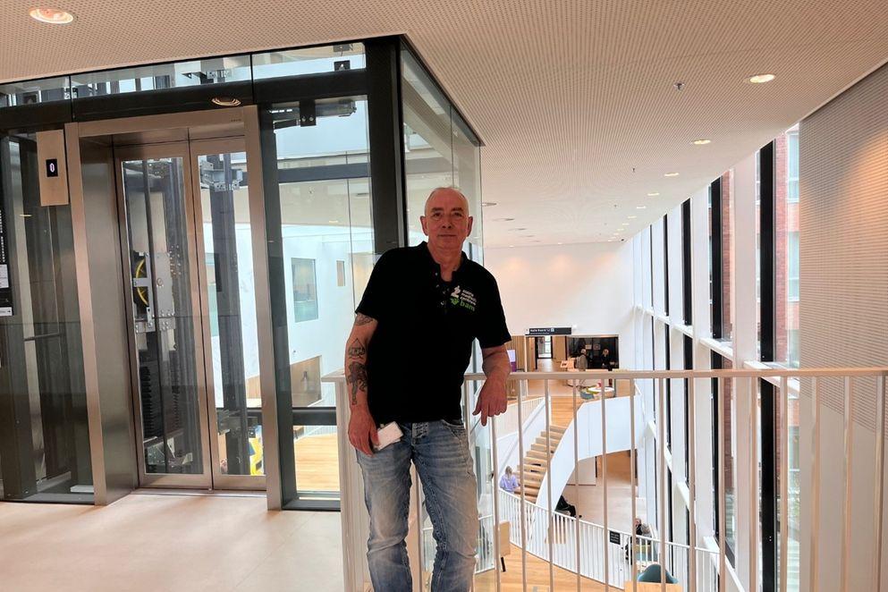 Rene bij de trap ZMC