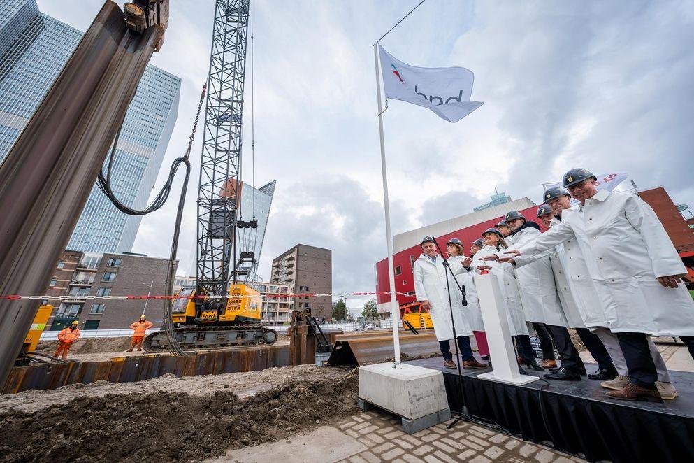 Eerste damwand van De Sax wordt geslagen door alle samenwerkende partijen.